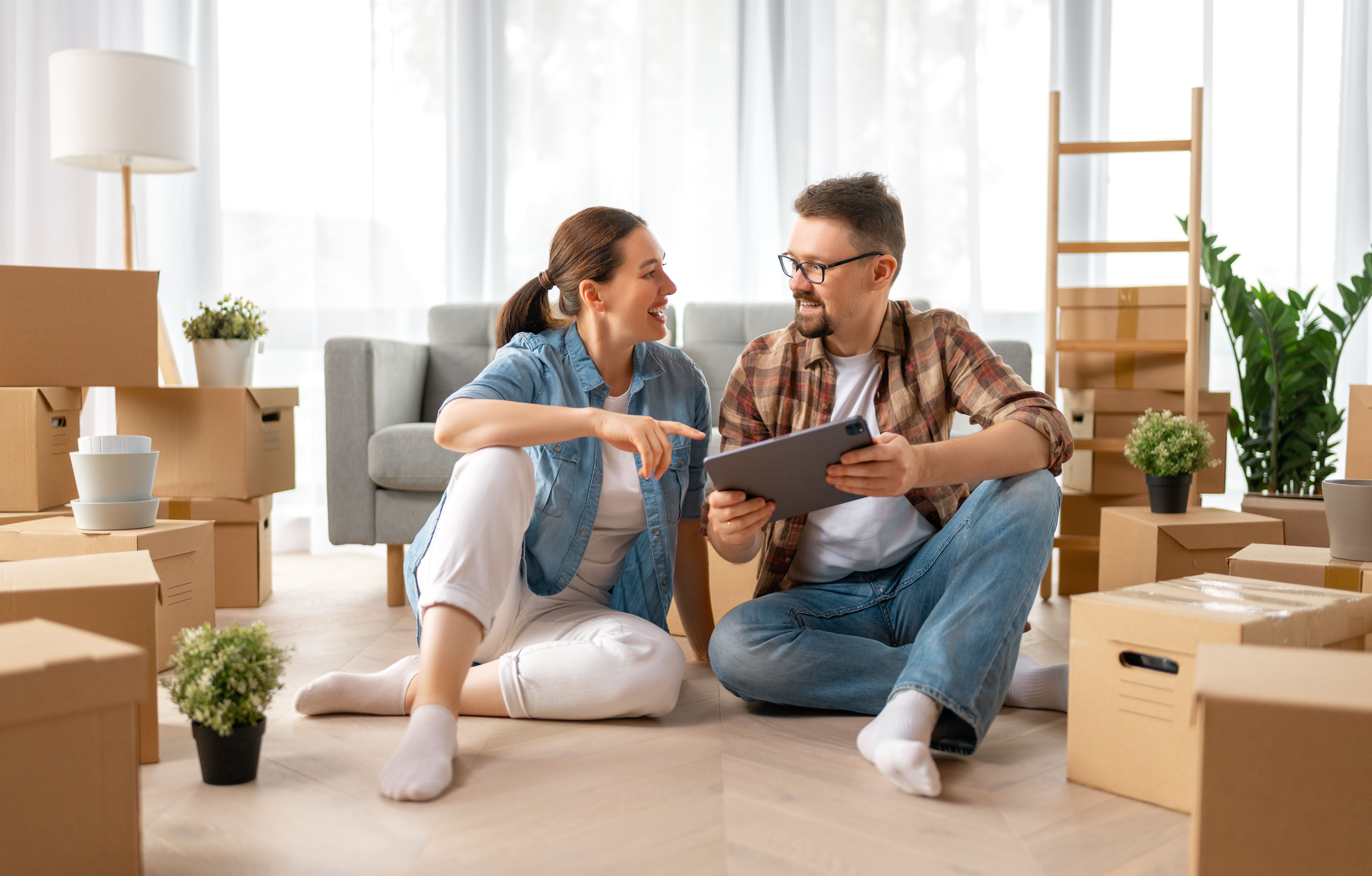 Pareja adquiriendo proyectos de Vivienda de Interés Social (VIS) 2025